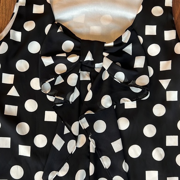 Black and White Geometric Print Dress with Bow Detail on Back - Picture 6 of 6